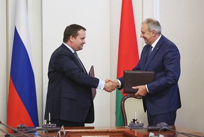 Документ подписали губернатор Андрей Никитин и премьер-министр республики Сергей Румас.