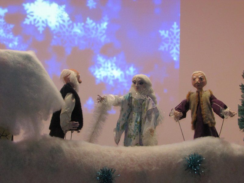 Первый кукольный спектакль по мотивам сказки «Снегурочка» – «Девушка из снега» – прошел при полном аншлаге.