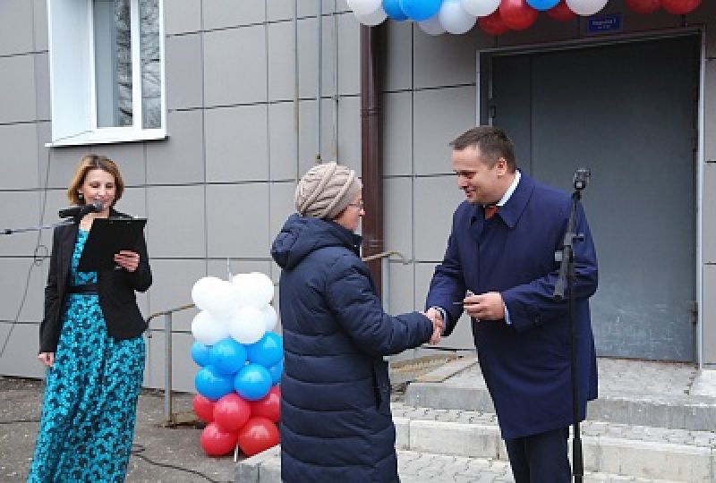 В конце октября будет объявлен конкурс на приобретение еще 28 квартир для переселения 64 жителей аварийных домов в Окуловском районе.