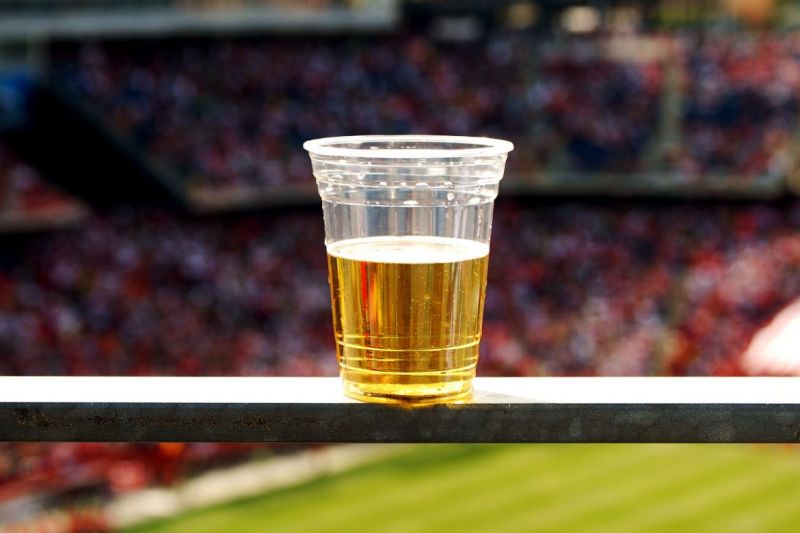 Авторы инициативы предлагают вырученные от продажи пива деньги направлять на развитие спорта.