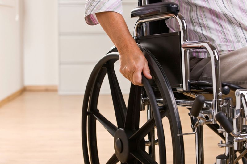 Реабилитационное оборудование предоставляется на бесплатной основе инвалидам и людям, нуждающимся в реабилитации после получения травм.
