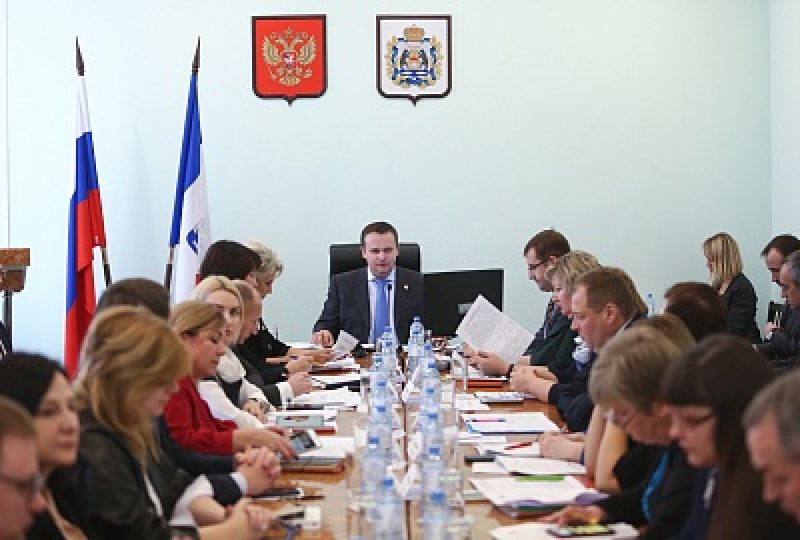Необходимость строительства школы обсудили на заседании правительства области в Чудове.