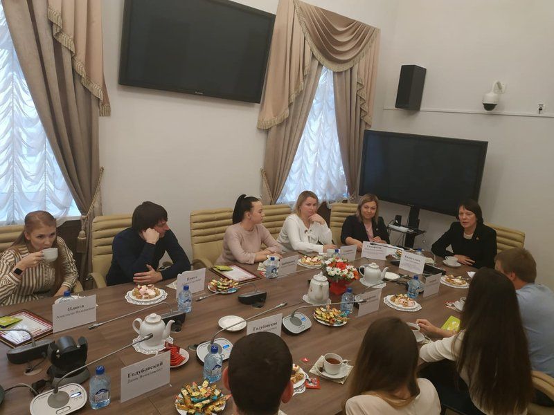 Заместитель председателя правительства области Ольга Колотилова провела встречу с молодыми семьями.