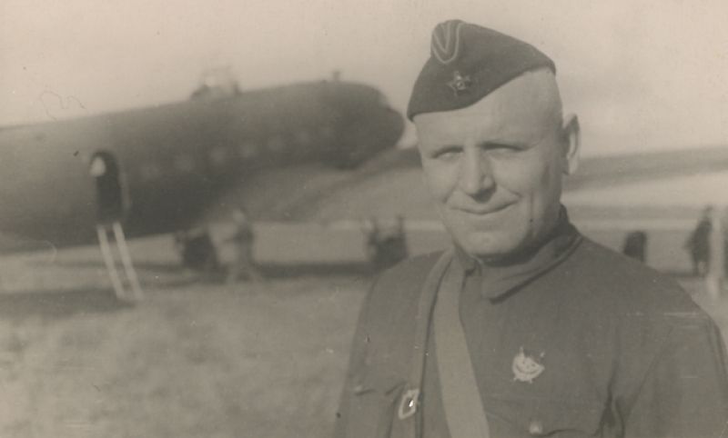 В 1943 году самых опытных пилотов Московской авиагруппы особого назначения, в том числе Петра Колесникова (на фото) отправили в Великобританию.