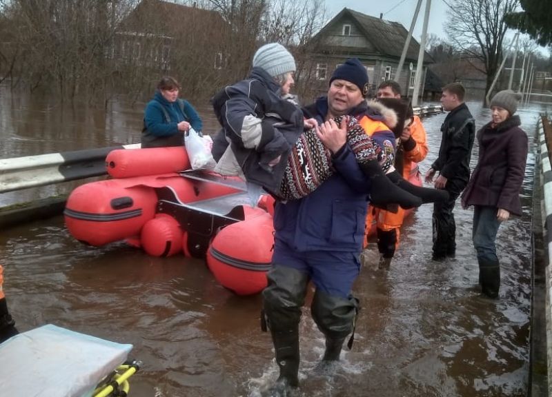 Спасатели продолжают бороться с последствиями дождевого паводка в регионе.