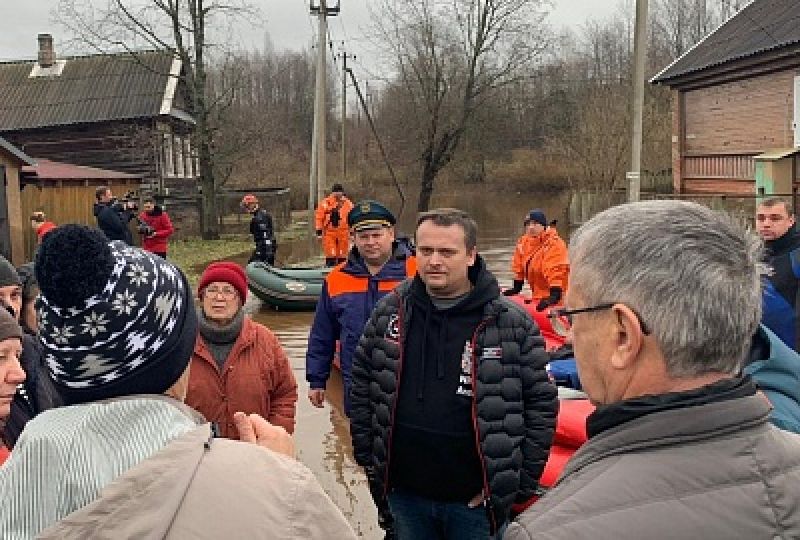 Андрей Никитин пообщался с жильцами подтопленных домов в Крестцах.