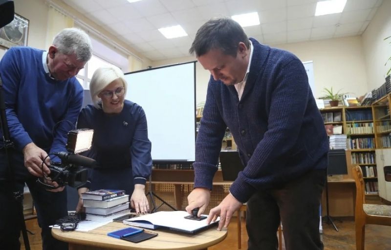 Андрей Никитин передал в дар библиотеке несколько книг, в том числе – Даниила Гранина и новгородского историка Виктора Смирнова.