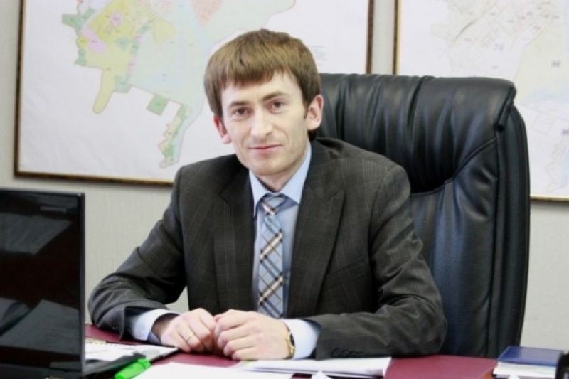 Евгений Жилин начал карьеру в администрации Холмского района.
