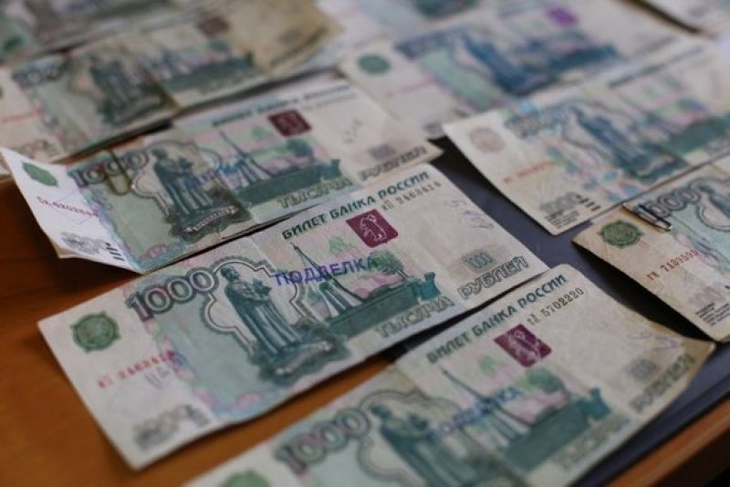 Деньги петербуржец положил на стол сотрудника полиции, однако тот брать их отказался.