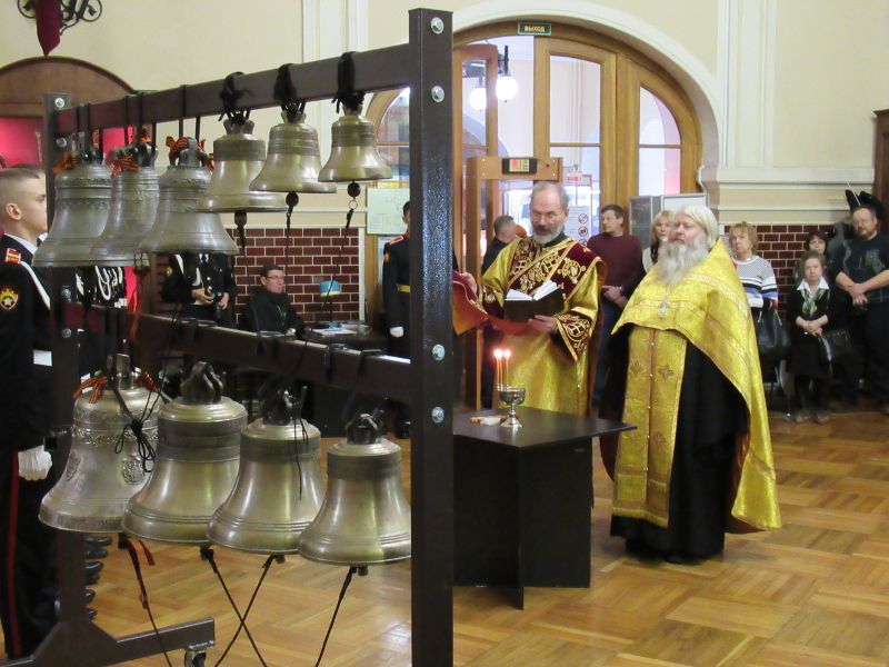 Освящение колокола «Суворов» (на звоннице в нижнем ярусе крайний слева)