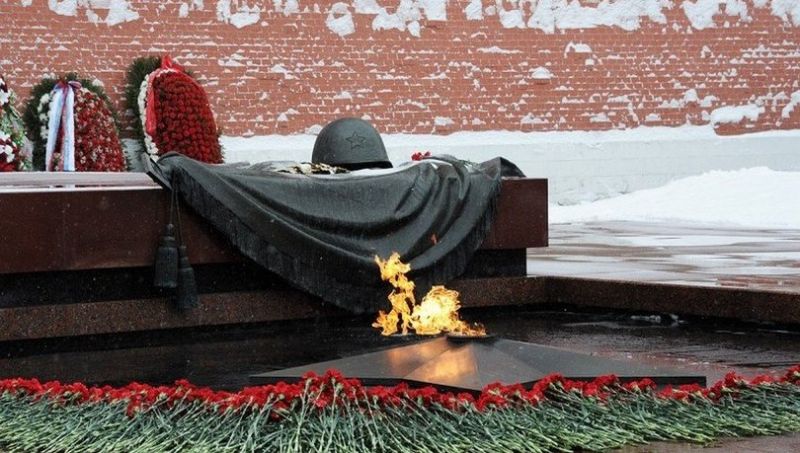 3 декабря 1966 года прах неизвестного солдата перенесли из братской могилы на 41-м километре Ленинградского шоссе и захоронили у стены Московского Кремля в Александровском саду.