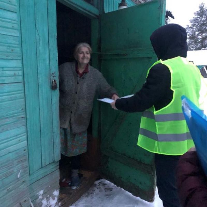 Сотрудники Боровенковской администрации и волонтеры приглашают жителей к участию в голосовании.
