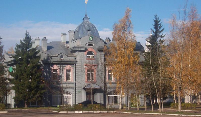 Администрация Маловишерского района сегодня располагается в доме, который когда-то принадлежал купцам Курженковым. Особняк был построен в 1910 году.