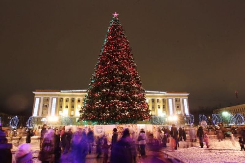 Главная ёлка Великого Новгорода высотой 21 метр на площади Победы-Софийской зажжет огни 21 декабря.