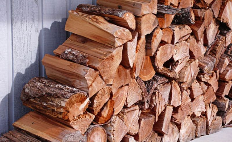 С 1 января размер компенсации на покупку дров вырастет до 7104 рублей в год