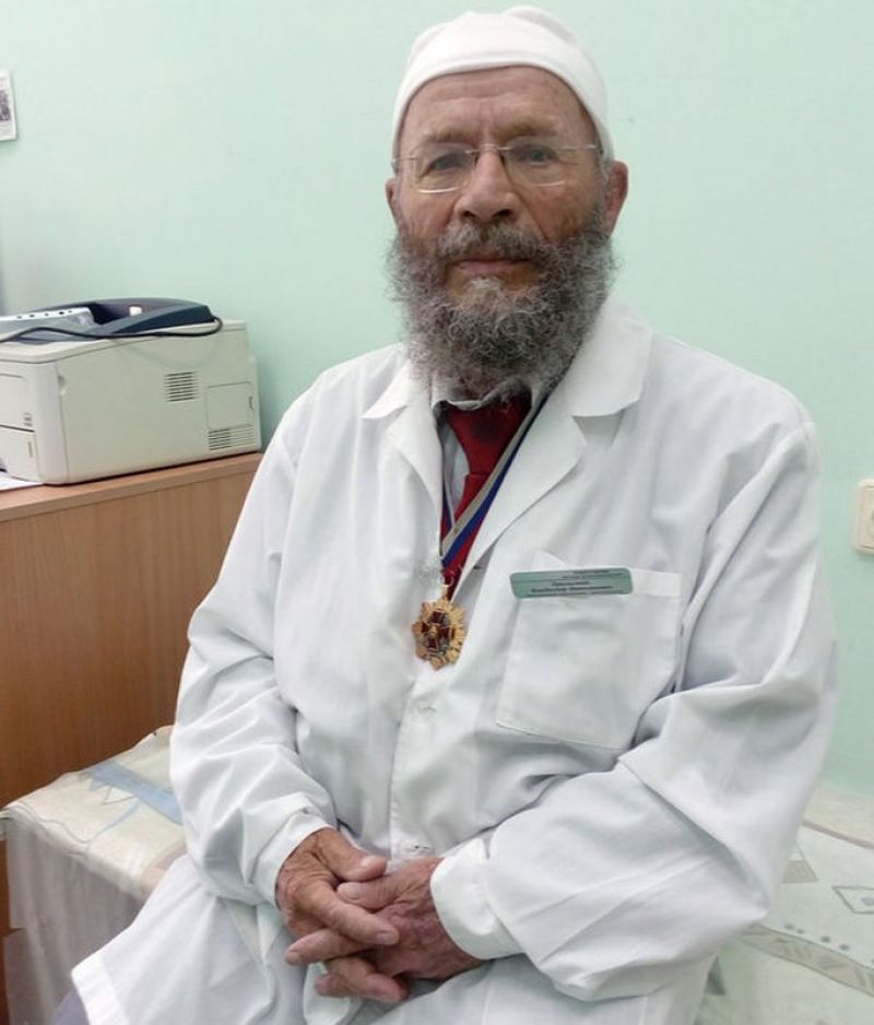 Почётным знаком «За заслуги перед Великим Новгородом» депутаты хотят отметить доктора Владимира Николаевича Уральского, который лечит детей уже полвека.