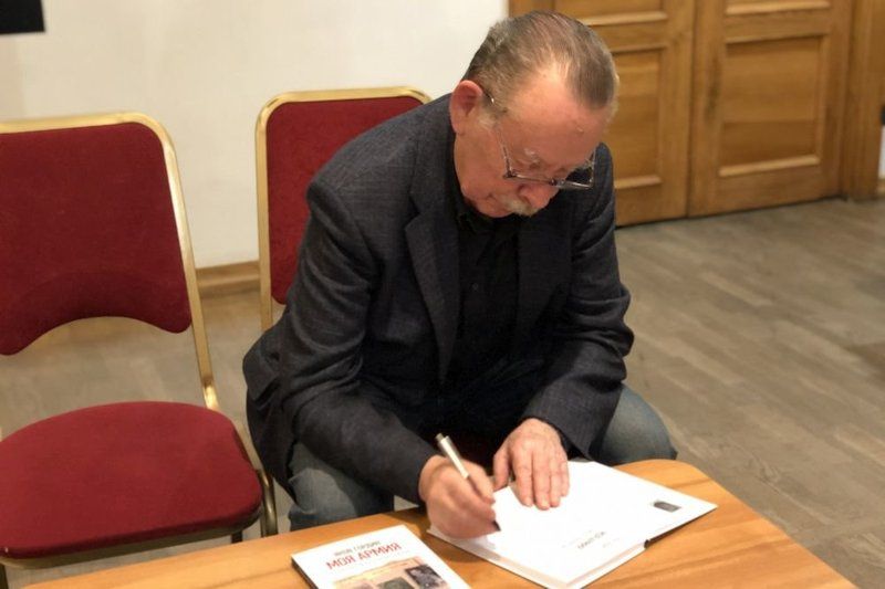 Яков Гордин передал книгу библиотеке в рамках акции «Городу Достоевского – книга в подарок».