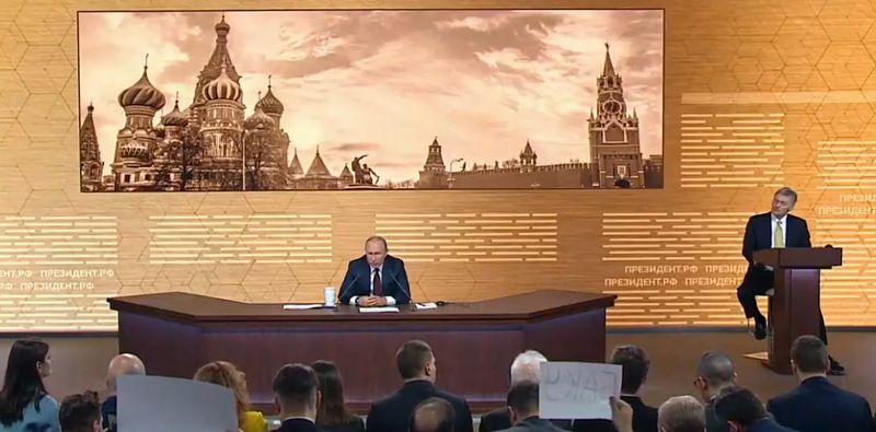 Сегодня в ходе большой пресс-конференции Владимир Путин высказался о возможности изменении Конституции России.