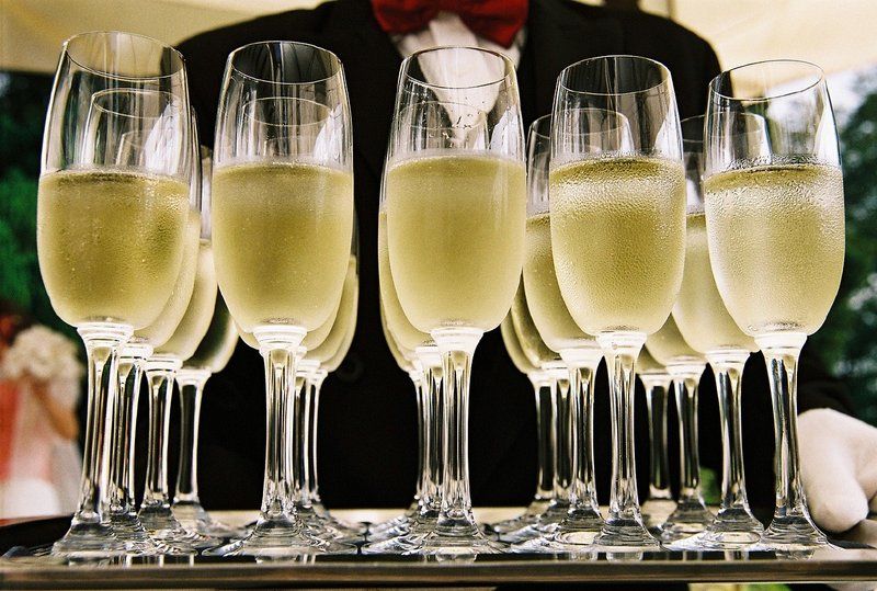 Специалисты Роскачества перед наступлением Нового года провели исследование 129 игристых вин российского производства  белые, розовые, красные.