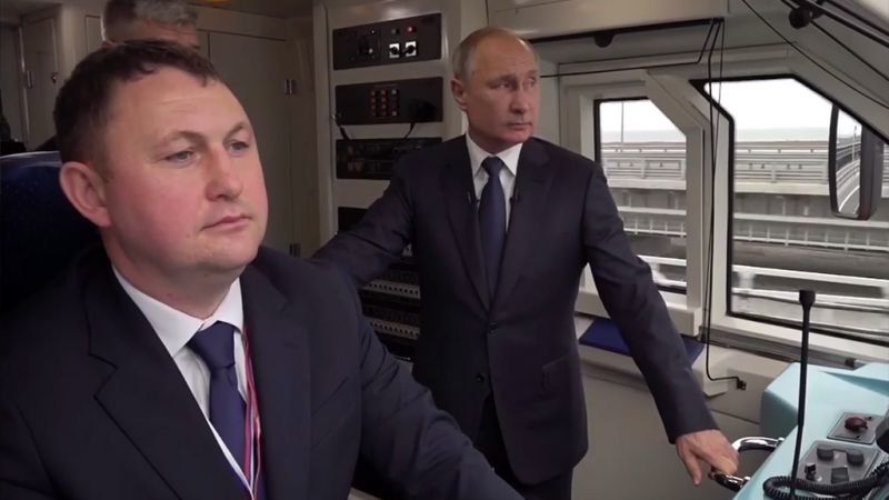 Президент России Владимир Путин отправился из Керчи в Тамань по железной дороге Крымского моста.