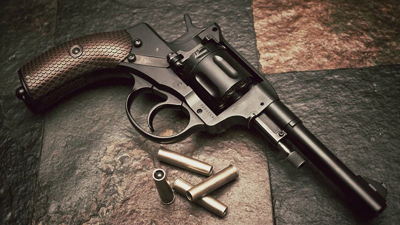 Новгородцу подарили револьвер «Наган» калибра 7,62 мм, образца 1895 года.