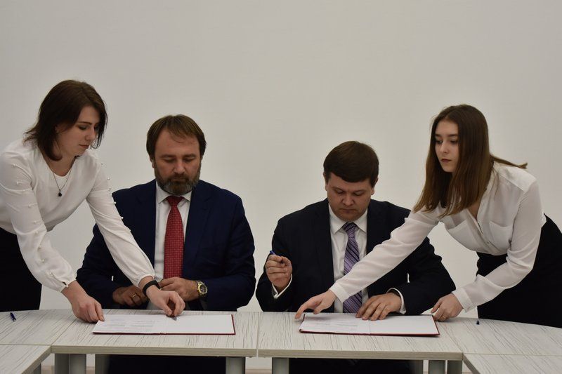 И.о. ректора НовГУ Юрий Боровиков и Даниил Селедчик, заместитель директора федеральной Кадастровой палаты, подписали соглашение о сотрудничестве.
