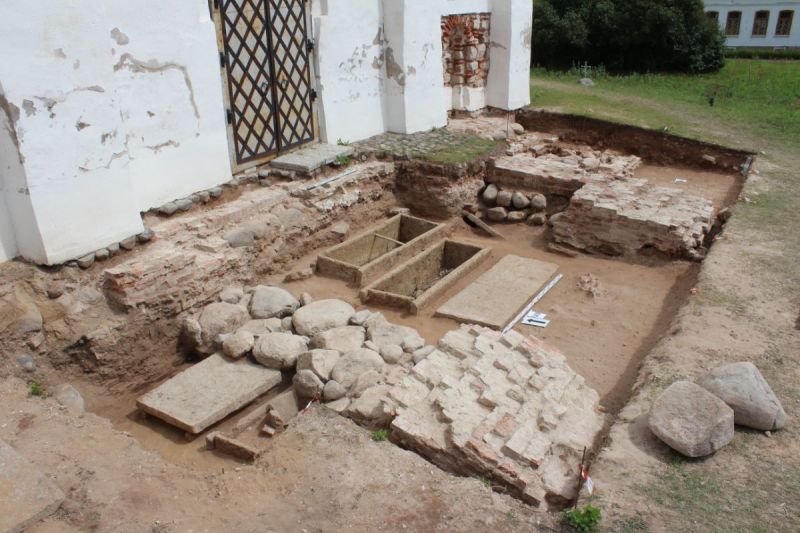 Во время раскопок возле Георгиевского собора Юрьева монастыря были найдены шесть каменных саркофагов XII – начала XIII века.