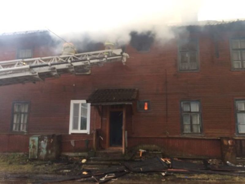 12 декабря в окуловском посёлке Кулотино возник пожар в двухэтажном деревянном доме. Без крыши над головой остались 11 человек.