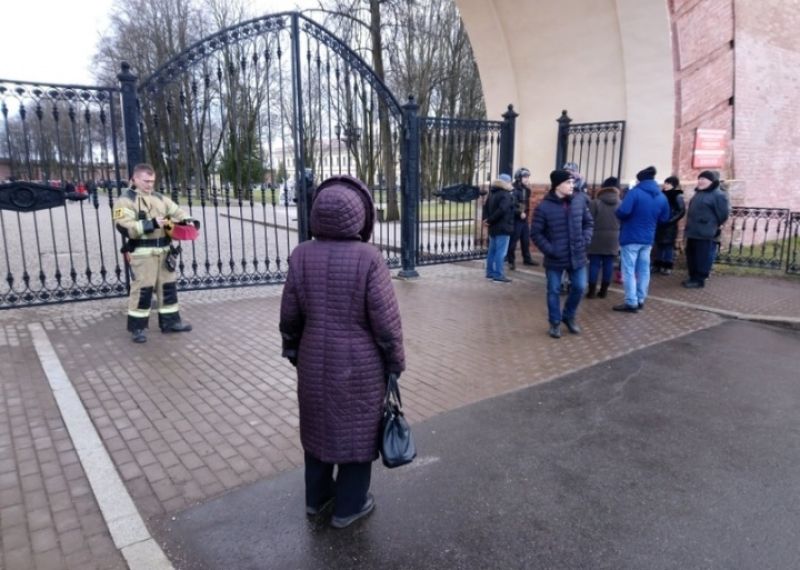 В кремль прибыли сотрудники экстренных служб.