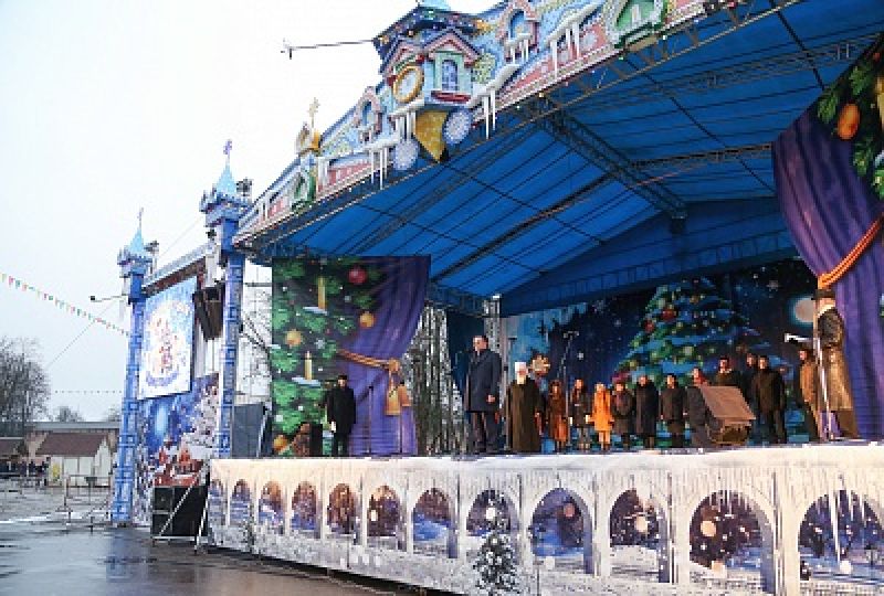 На главной площади города для жителей и гостей провели мастер-классы по разучиванию рождественских песнопений и изготовлению рождественских игрушек, игровые и конкурсные программы.