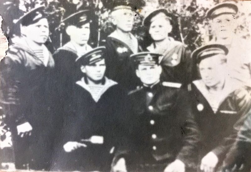 Суховцы после войны со своим командиром батареи № 473 капитаном Стрижаком Антоном Ивановичем.