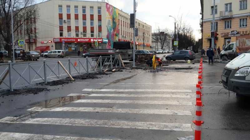 Установку заборов на «Пяти углах» мэр объяснил аварийностью перекрёстка и желанием создать «зелёную волну» на Большой Санкт-Петербургской улице