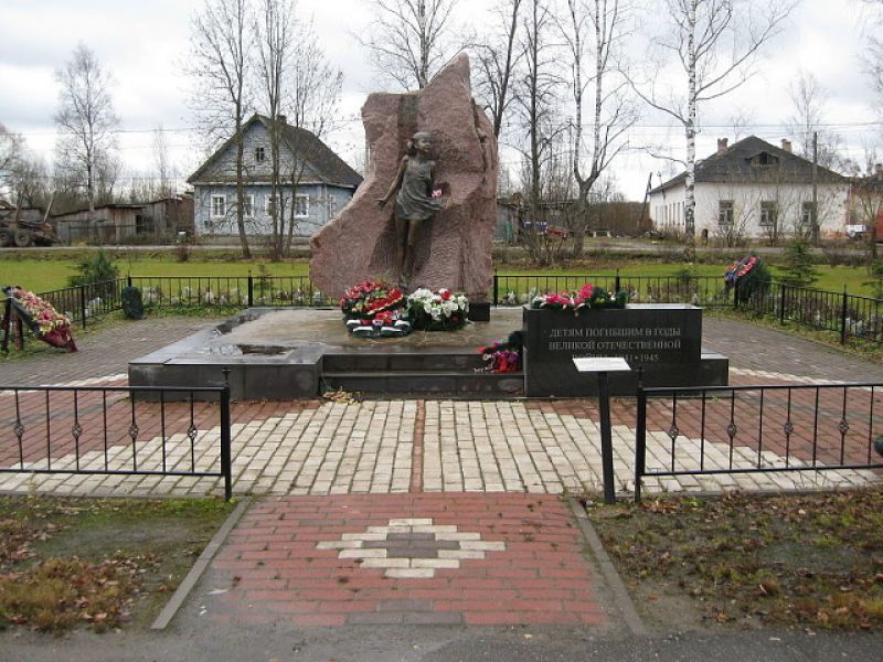 О трагедии в Лычкове напоминают сразу несколько мемориалов: «Дети войны» и «Скорбящая ленинградская мать».