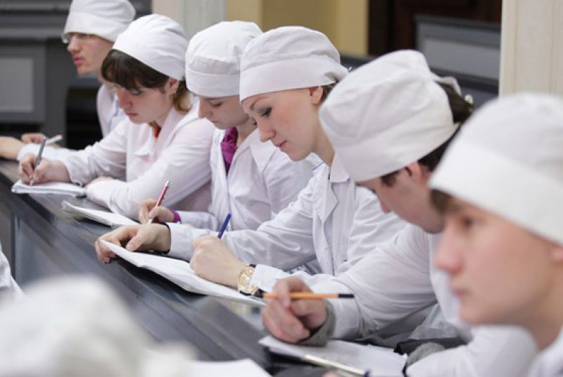 Власти должны предоставлять гарантию трудоустройства будущим выпускникам медицинских вузов, сказал Владимир Путин.