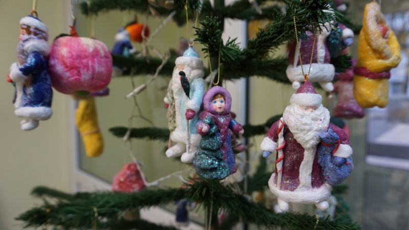 В ассортименте недавно созданной Мастерской игрушки-пеленашки, кукольные мальчик и девочка, Дед Мороз, Снегурочка, яблоко, грибок.