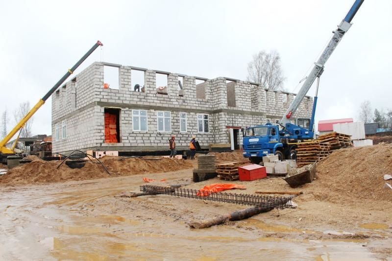 Администрация Окуловского района подписала дополнительное соглашение о продлении сроков строительства детского сада – до 23 мая.