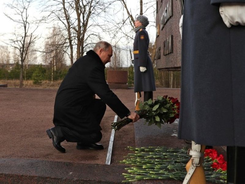 Владимир Путин посетил «Невский пятачок», где воевал и был ранен его отец.