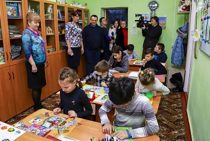 Сейчас в Мошенской школе искусств обучаются более 140 ребят. Более 5,6 млн рублей, полученных из резервного фонда Президента России, были направлены на ремонт кровли, фасада, цоколя, отмостки и на замену дверей и 42 окон.