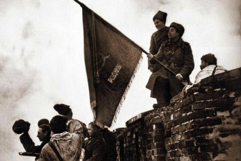 20 января 1944 года советские войска водрузили красное знамя на стене Новгородского кремля.