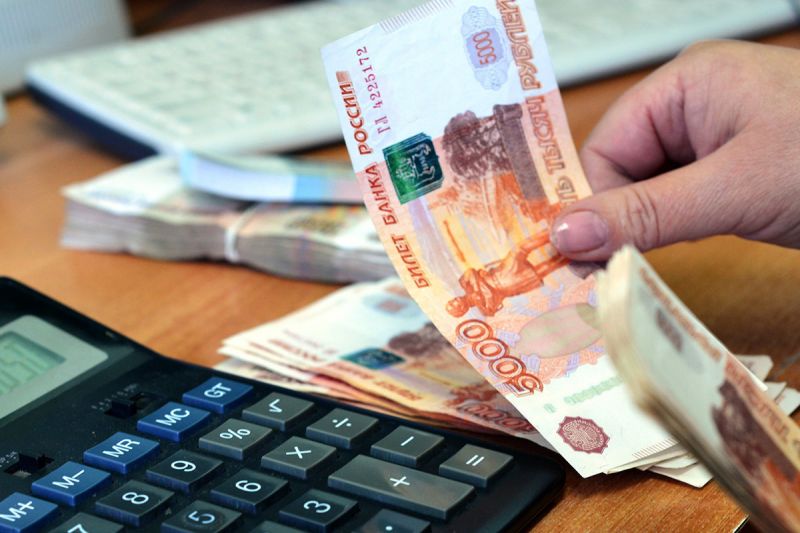 Директор новгородской фирмы не выплачивал зарплату своим работникам полностью.