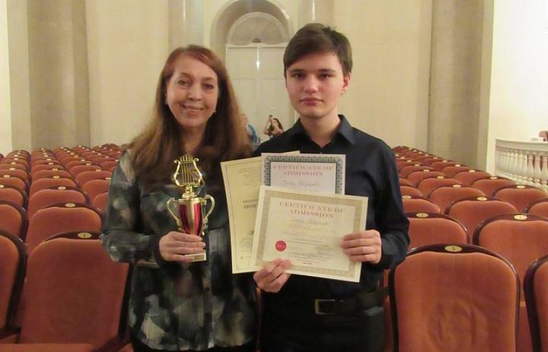 По словам педагога юного пианиста Лилии Максимовой, за 30 лет деятельности она впервые работает с таким одарённым студентом.