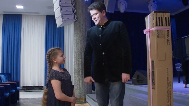 10-летняя новгородка Ангелина Митрофанова, страдающая тяжёлым забоелванием, ученица музыкальной школы им. Чайковского, получила подарок от знаменитого пианиста.
