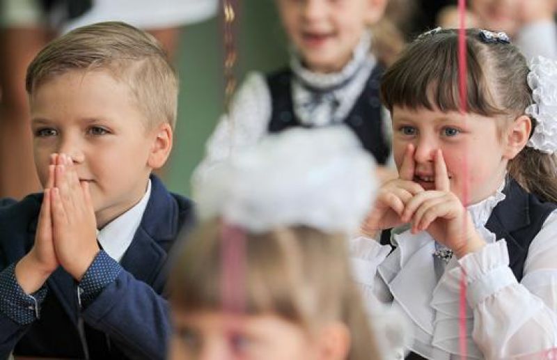 В конце 2019 года Владимир Путин подписал закон о приоритетном зачислении в начальную школу или детсад детей из одной семьи.