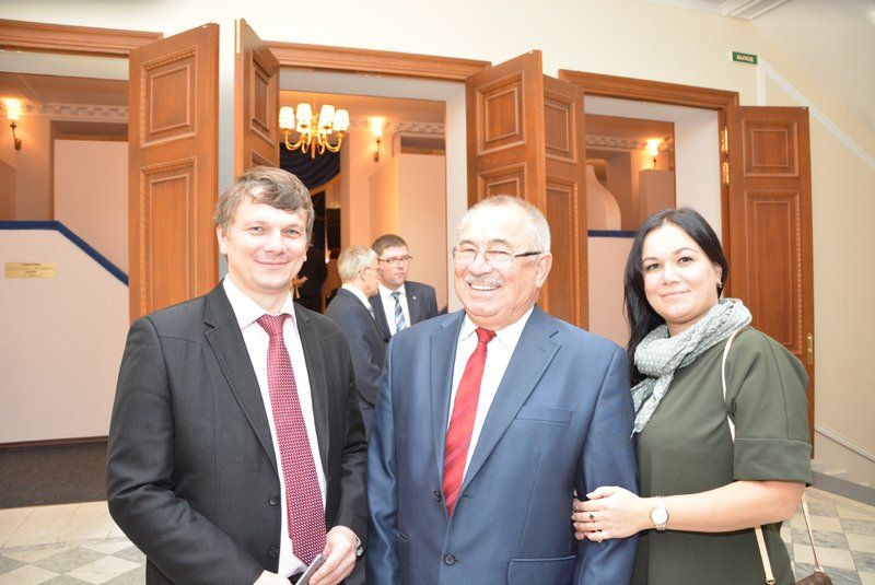 Директор ООО «Агро-Волок» Александр Корленков (в центре) с сыном Виктором и дочерью Светланой.