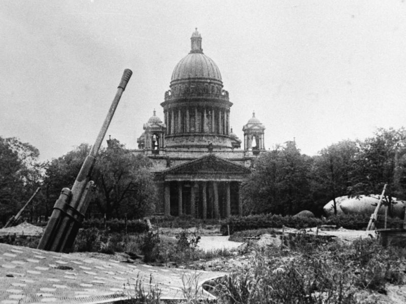 Блокада Ленинграда длилась с 8 сентября 1941 года по 27 января 1944 года  - всего 872 дня