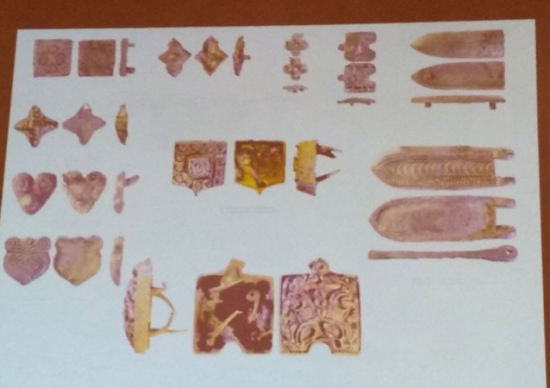 На средневековой новгородской усадьбе нашли много накладок для ременных наборов.