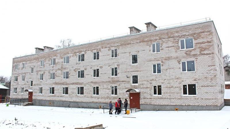 28 квартир в этом доме будут переданы жителям Окуловки, чье прежнее жильё было признано аварийным.