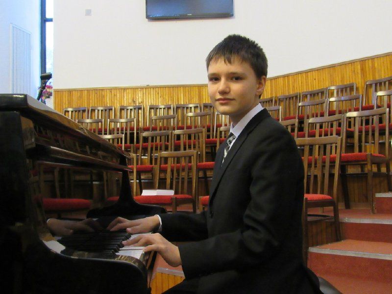 На сольном концерте новгородец исполнит программу, с которой будет выступать на Международном Шопеновском конкурсе юных пианистов в Нарве.