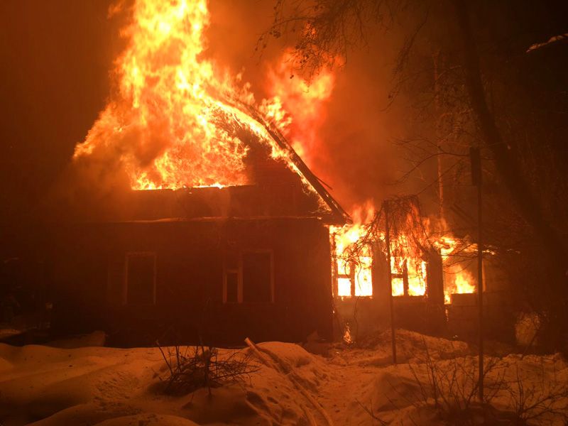 На момент прибытия пожарных расчётов дом горел открытым пламенем по всей площади