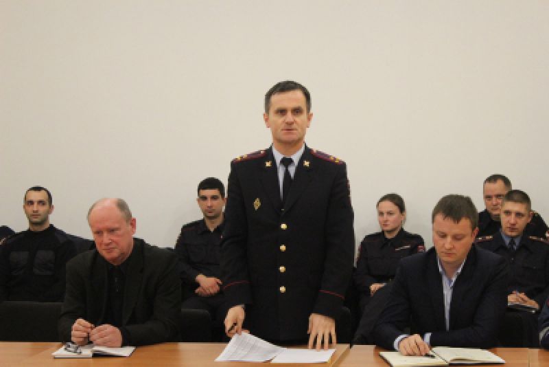 В настоящее время Сергей Максимов (в центре) находится на рабочем месте и исполняет свои служебные обязанности.